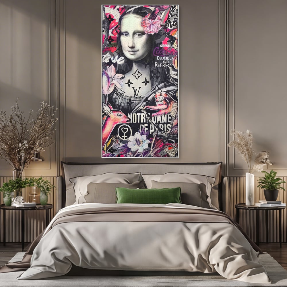 Tablou canvas cu tablou canvas cu mona lisa graffiti, in rama de aluminiu argintiu, pe perete intr-un dormitor
